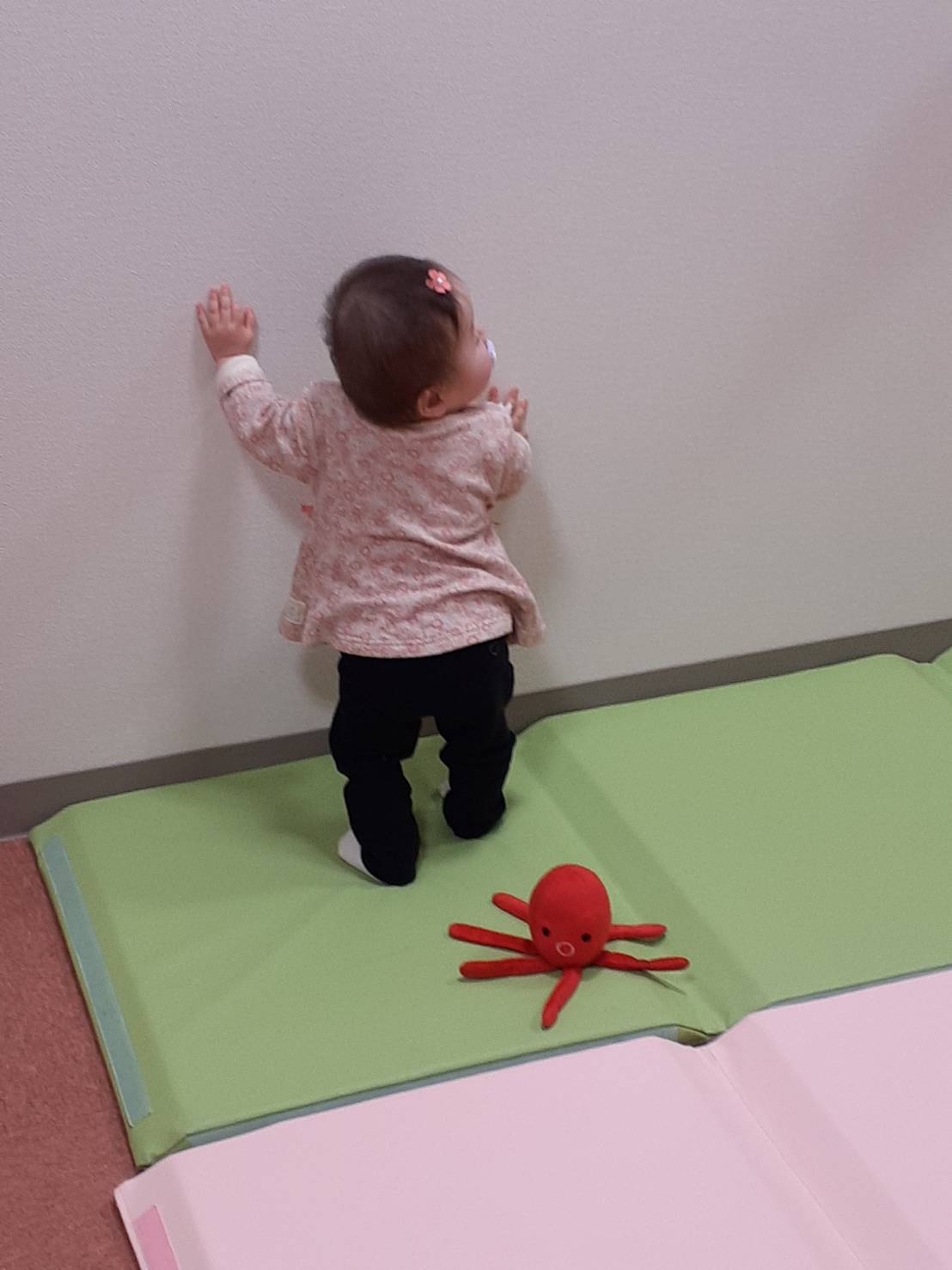マットで遊ぶ赤ちゃん