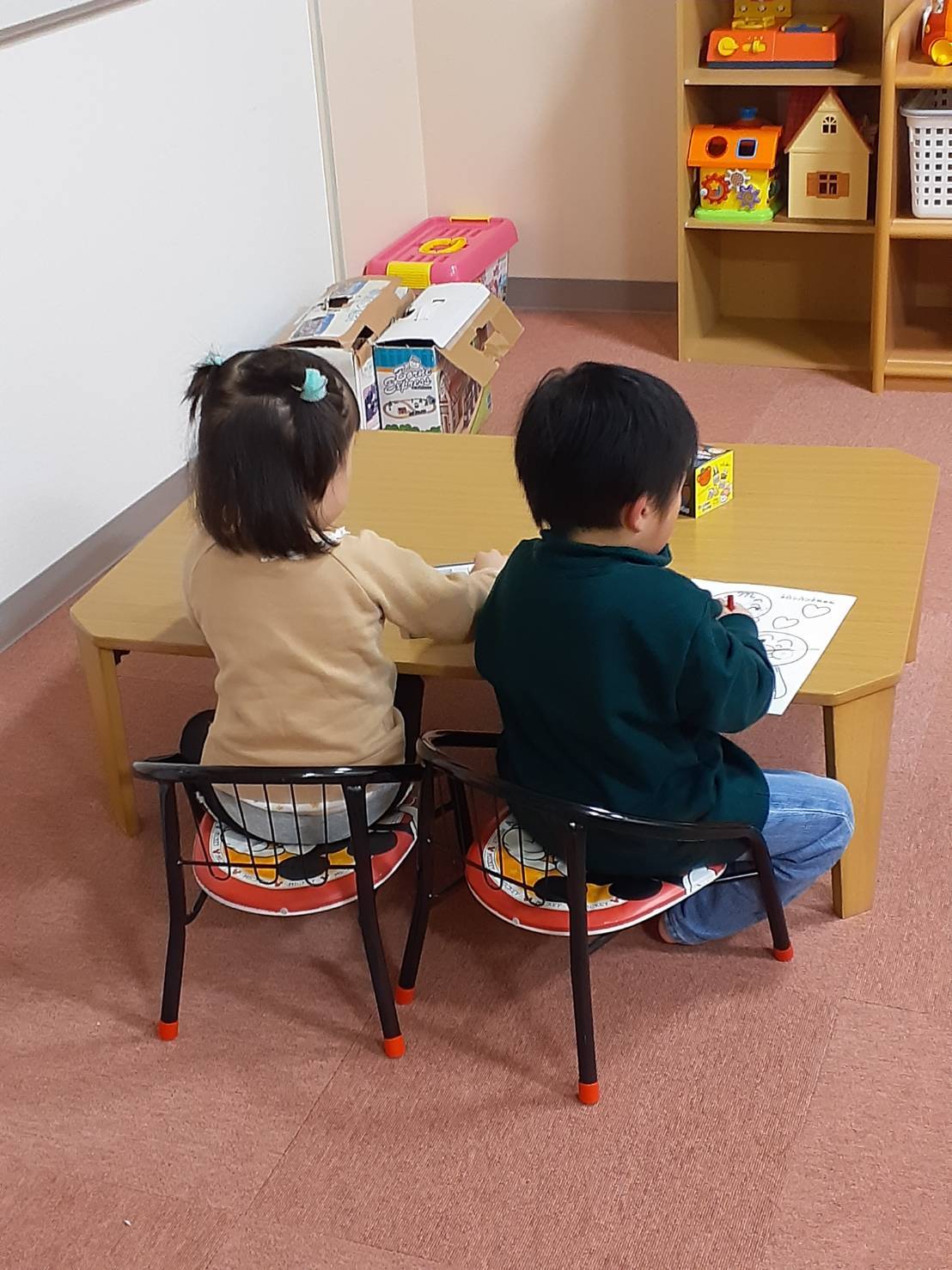 お絵描きをする子どもたち