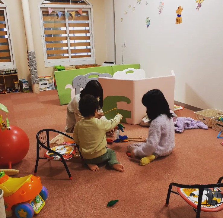 きょうだいで遊ぶ様子