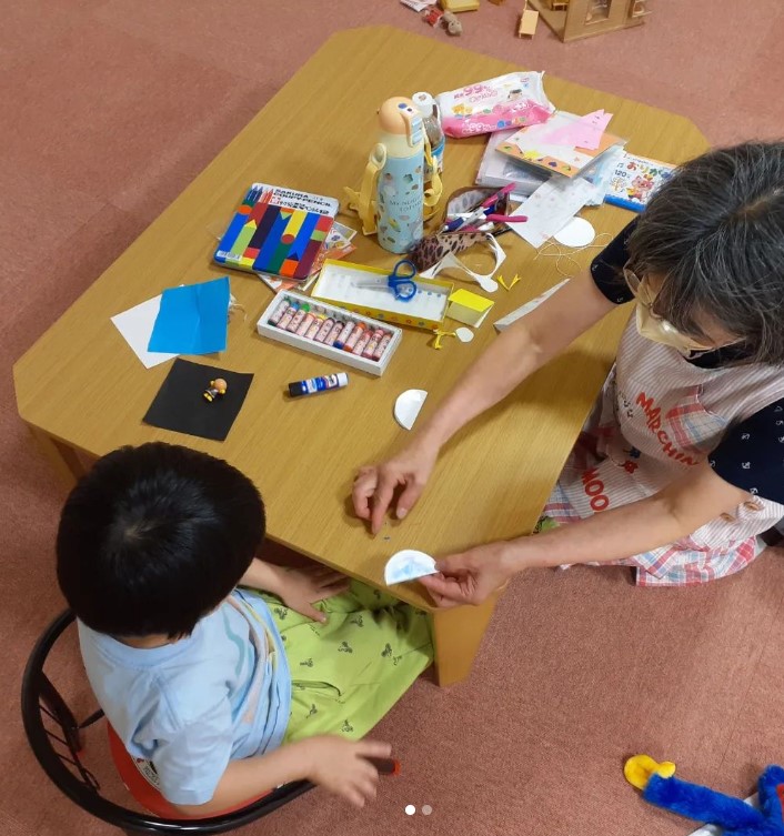 工作をする提供会員と子ども