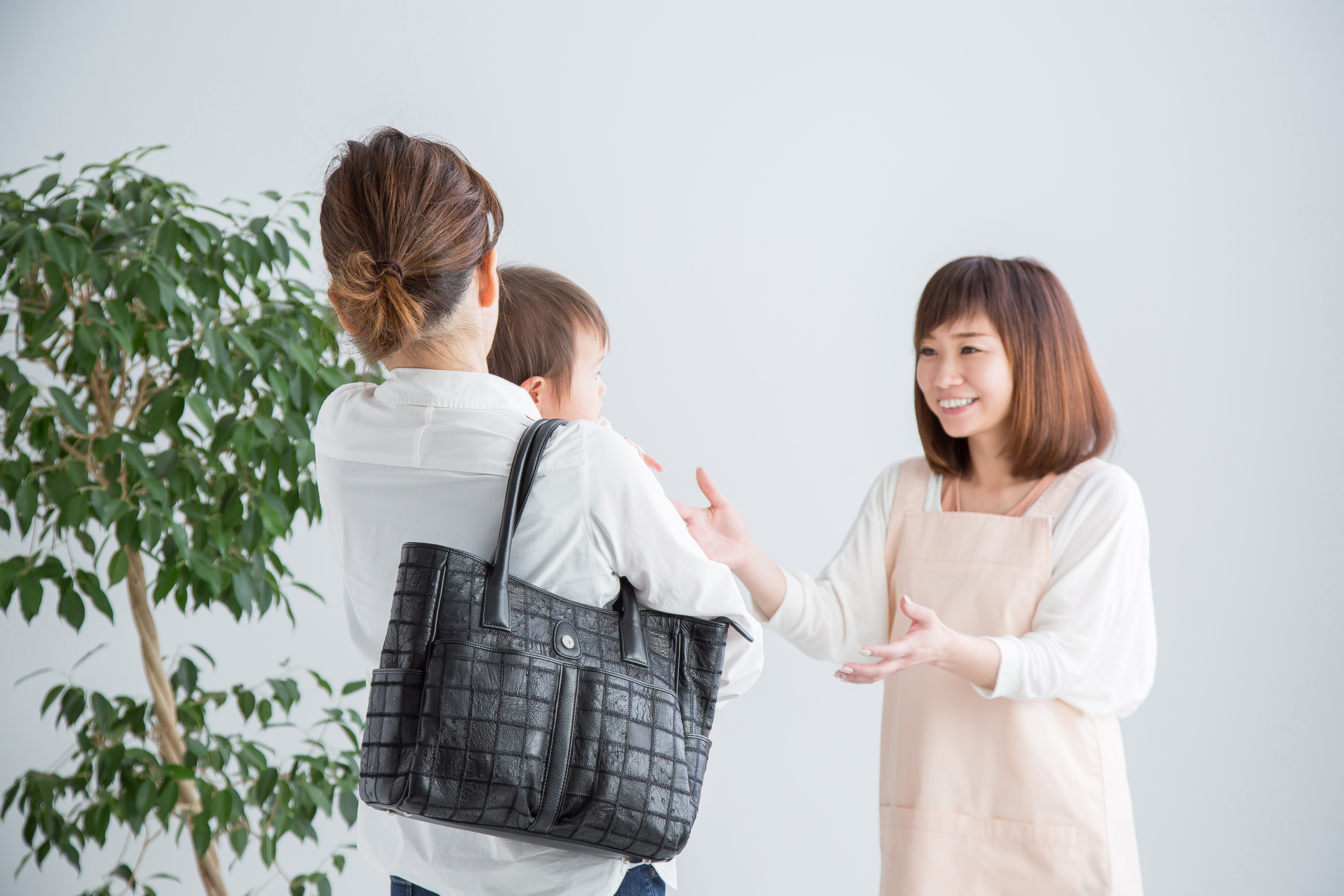 子どもを預ける様子